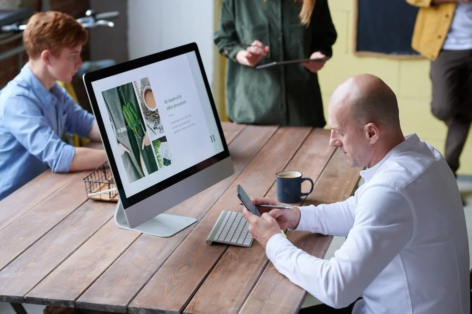 Une tablette affichant un site financier, accompagnée d’un clavier blanc et d’une souris. Idéal pour des images de stock sur le thème de la technologie.