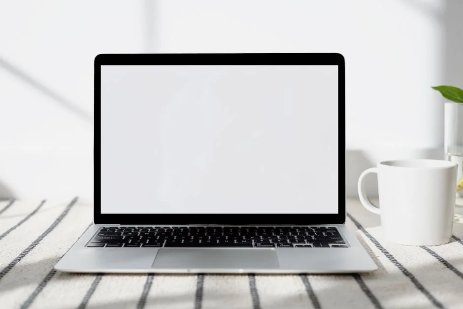Un écran d’ordinateur moderne affichant un travail de conception web, mettant en valeur des visuels créatifs dans un espace de travail.